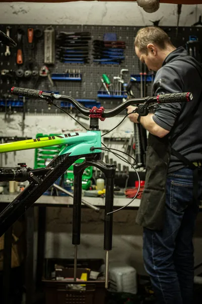 Fietsenmaker aan het werk in een werkplaats